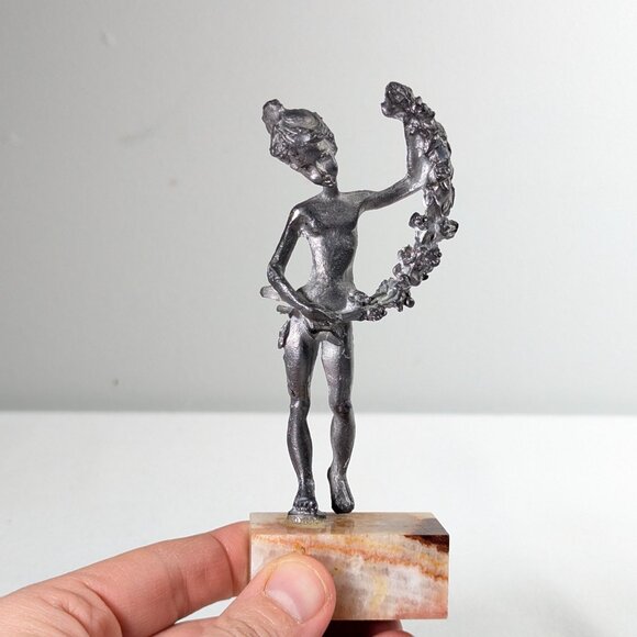 Pewter art figurine of a girl holding a wreath - Picture 7 of 8